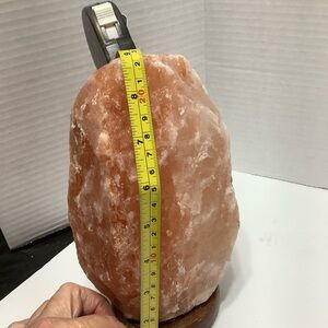 Natural Himalayan salt lamp. New in the box never opened..